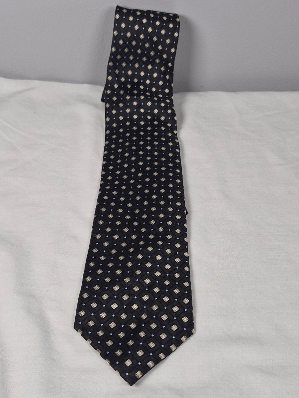 NAUTICA MENS TIE BLACK WITH BLUE AND WHITE DIAMOND SHAPE 3.5 X 60
